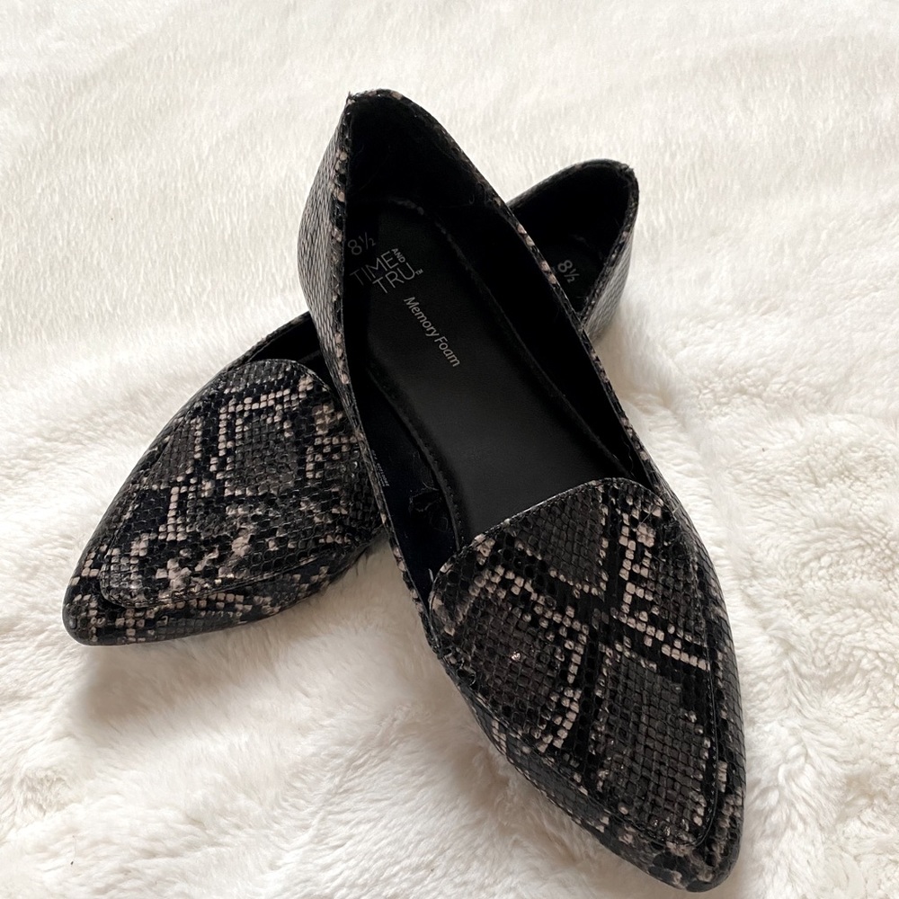 Snakeskin pointed toe loafers